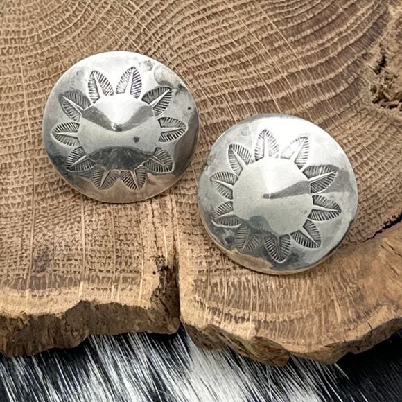 1960s Native American NAVAJO Sterling Silver Dome Screwback Earrings Leaf Stamps - Picture 2 of 4